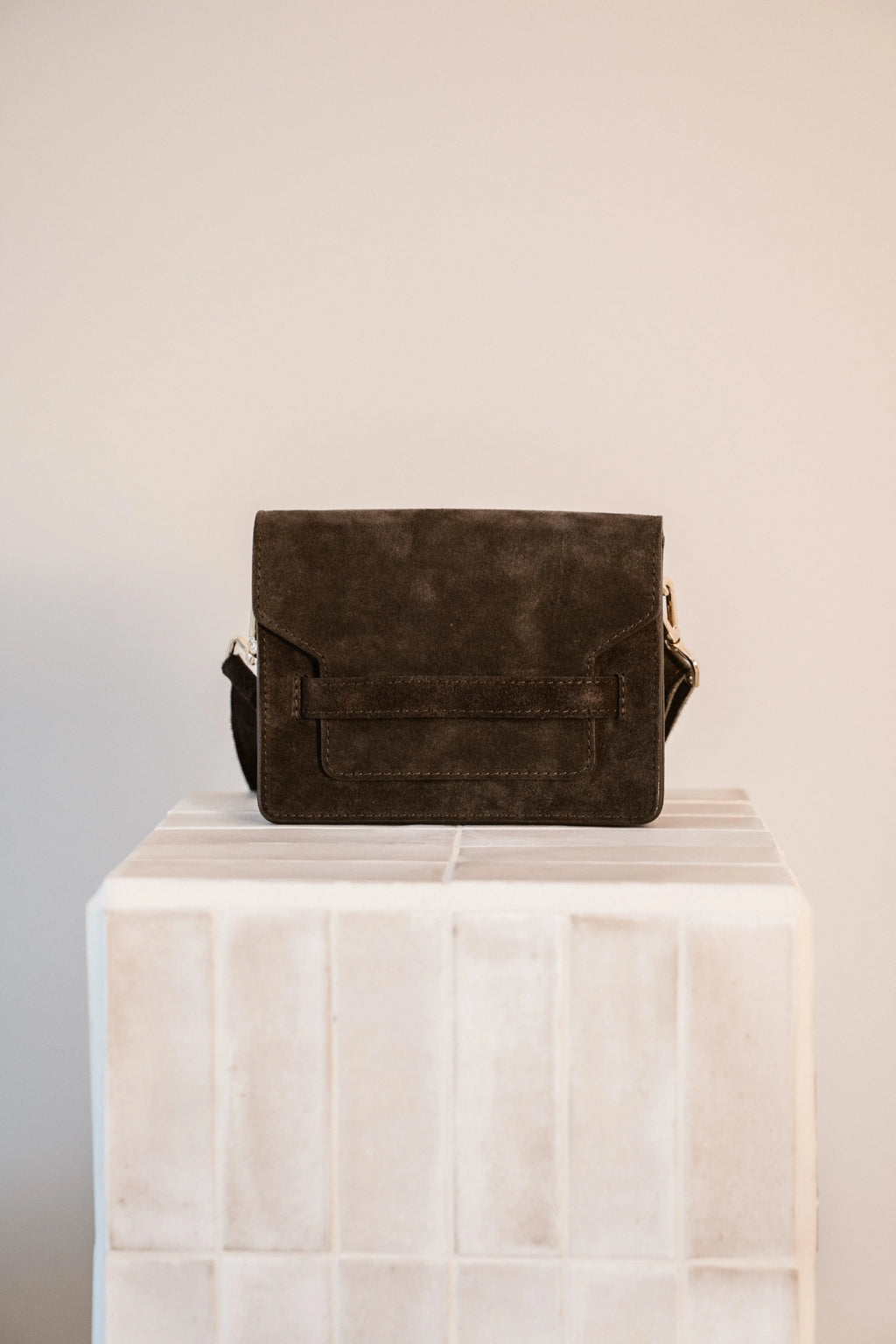 Luxe bruine suède tas voor dagelijks gebruik. Tijdloos design, praktisch formaat en veelzijdig te combineren. Stevig en duurzaam. Shop nu bij Ateljé Mel.