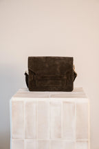Luxe bruine suède tas voor dagelijks gebruik. Tijdloos design, praktisch formaat en veelzijdig te combineren. Stevig en duurzaam. Shop nu bij Ateljé Mel.