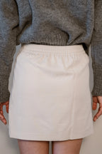 Beige linnen rok met een natuurlijke textuur en een luchtige uitstraling.