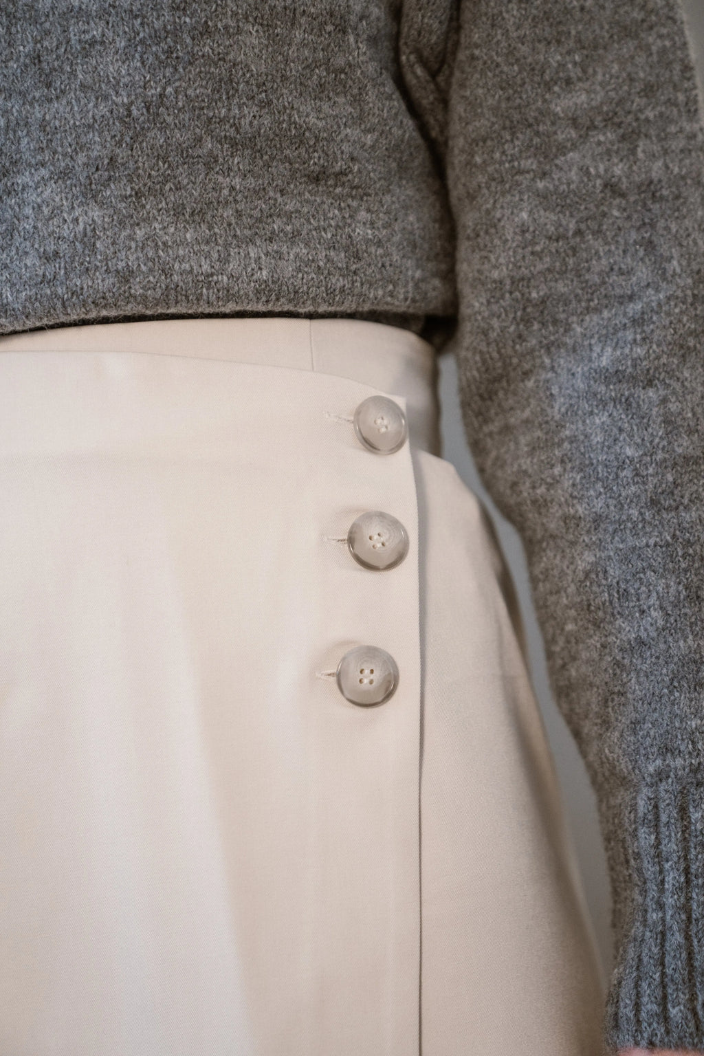 Beige linnen rok met een natuurlijke textuur en een luchtige uitstraling.
