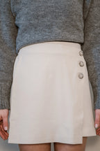 Beige linnen rok met een natuurlijke textuur en een luchtige uitstraling.