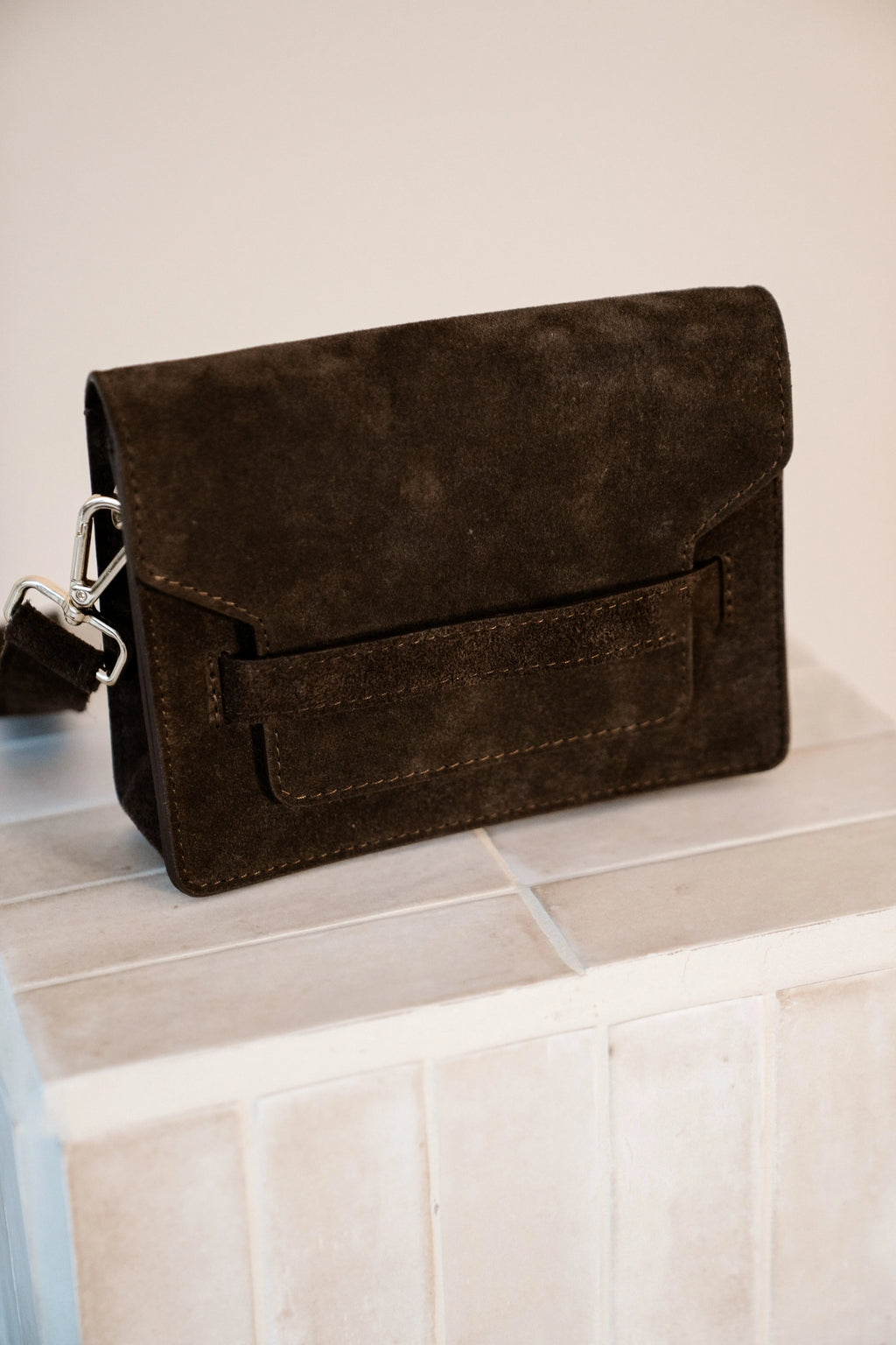 Luxe bruine suède tas voor dagelijks gebruik. Tijdloos design, praktisch formaat en veelzijdig te combineren. Stevig en duurzaam. Shop nu bij Ateljé Mel.