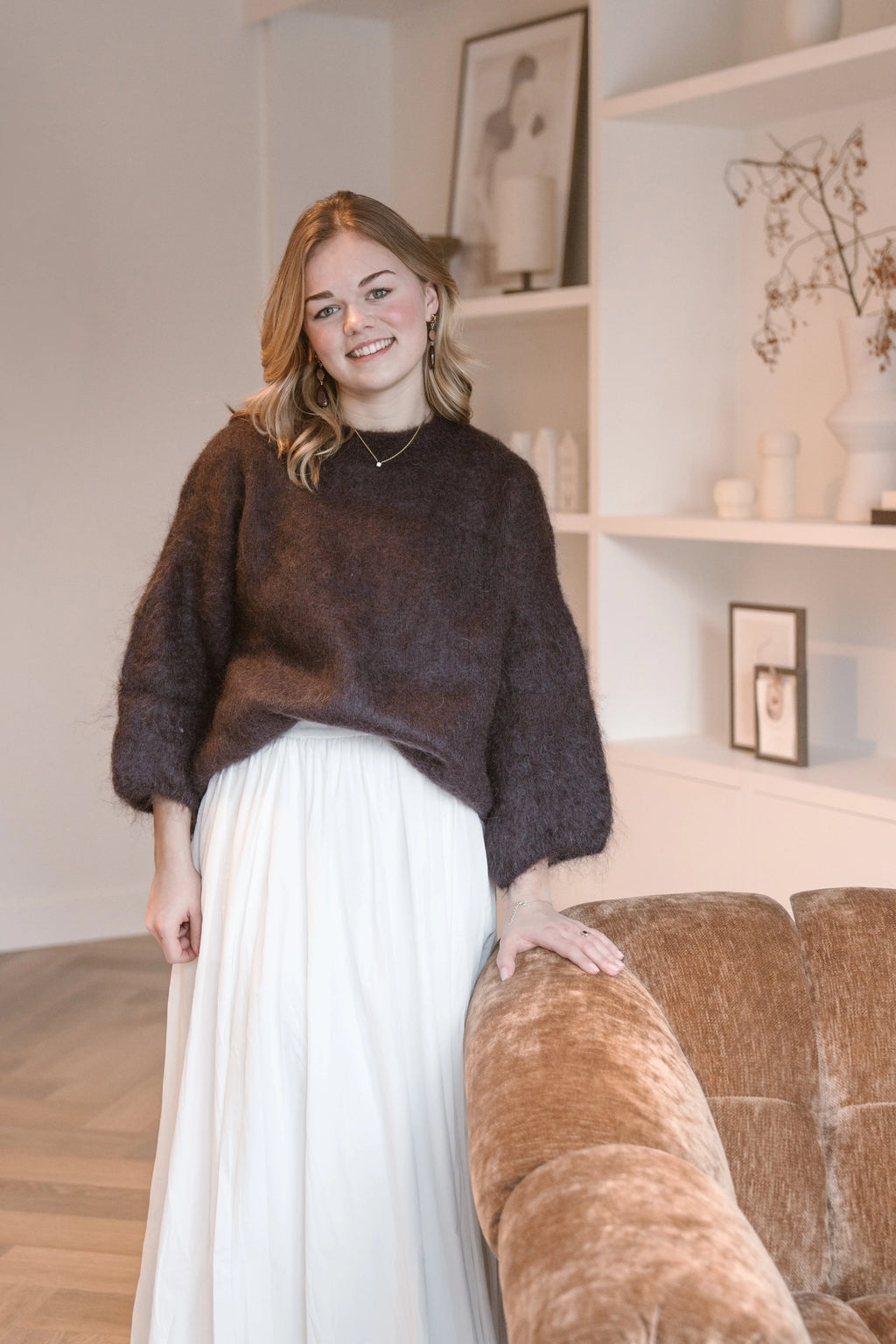 Lange witte rok met plooien en een vloeiende, elegante pasvorm.